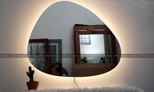 Trang hoàng không gian sống với gương đèn LED