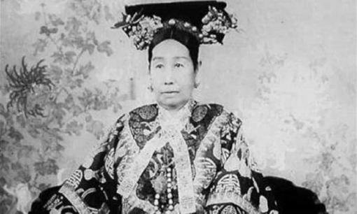 Khi Từ Hi Thái hậu ngủ dậy, bà chỉ liếc nhìn cung nữ thì đã có ý định giết chết người này! Chính xác thì bà đã thấy gì?