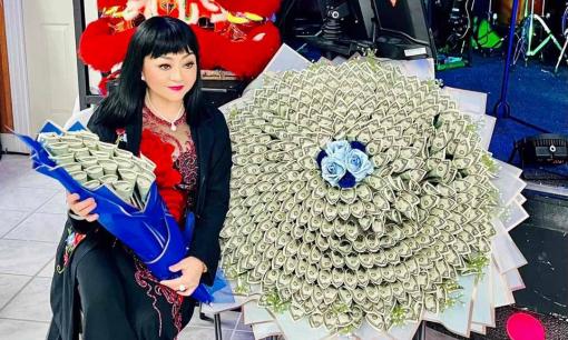 Danh ca Hương Lan mừng sinh nhật muộn, gây chú ý là bó hoa tiền đô cỡ lớn được tặng 