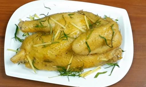 Gà luộc kiểu thông thường ăn mãi cũng chán, làm gà hấp gừng theo cách này 'ngon quên lối về'