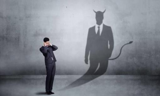 Bạn cần lưu ý điều gì khi gặp lãnh đạo trong thang máy?