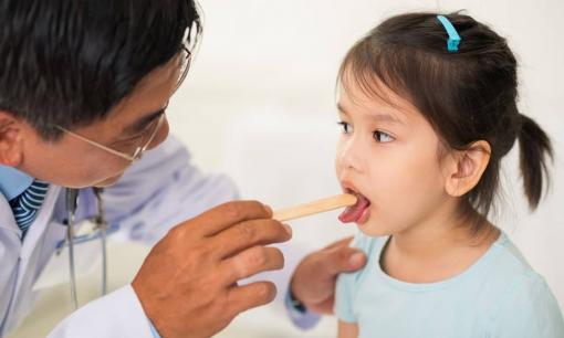 Viêm amidan ở trẻ em thường xuyên tái phát, cha mẹ nên làm gì?