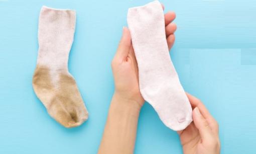 Để làm sạch tất trắng bị lấm bẩn trông như mới, dạy bạn một vài mẹo cực đơn giản