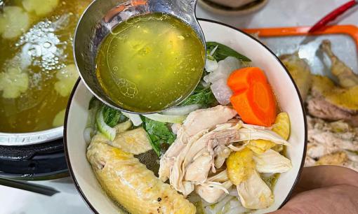 Khỏi cần vắt óc nghĩ 'sáng nay ăn gì?' với món bánh canh gà đơn giản, mà lại ngon