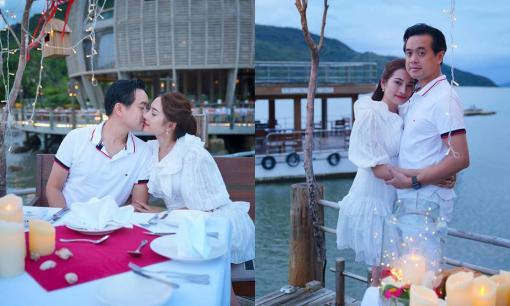 Dương Khắc Linh đưa bà xã và hai quý tử đi du lịch mừng kỷ niệm 3 năm ngày cưới, cặp đôi ôm hôn tình tứ hết cỡ