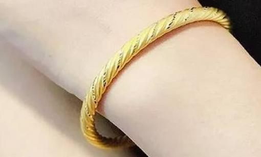 Phụ nữ đeo “vàng” lâu dài có thực sự tốt cho sức khỏe?