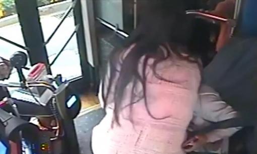 Nghĩ bị tài xế xe buýt 'chơi xấu', cô gái có hành động khiến ai nấy đều phẫn nộ