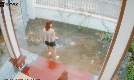 Chỉ một hành động nhỏ, cô vợ trẻ cũng khiến dân mạng xuýt xoa: 'Rửa sân mà cũng đáng yêu ghê!'