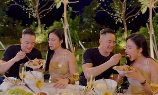 Cao Thái Sơn lại tiếp tục tình tứ bên Angela Phương Trinh, hành động chăm sóc cho 'bạn gái tin đồn' khiến dân tình ghen tị