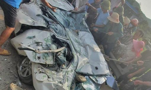 Clip giải cứu nam thanh niên vụ xe tải chở đất đè bẹp xe con, 3 người tử vong