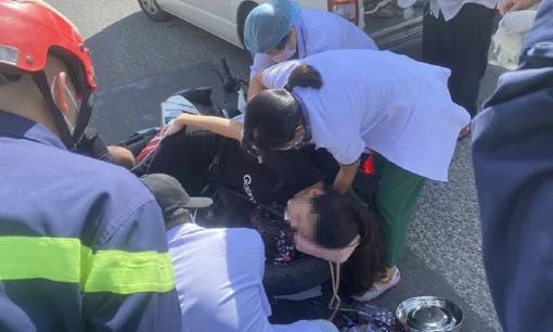 Giải cứu cô gái bị gãy tay vì áo chống nắng cuốn vào xích xe máy