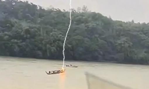 Sét đánh trúng thuyền giữa trời mưa lớn, người đàn ông rơi xuống sông mất tích