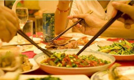 Người có đức tính tốt có 3 đặc điểm trong bữa tiệc tối, gặp được thì kết tình bạn sâu đậm