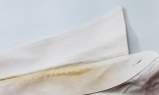 Mẹo giúp loại bỏ vết mồ hôi bám trên cổ áo cực hiệu quả, sạch thơm như mới