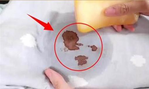 Tẩy “vết máu” trên ga trải giường có khó không? Rắc một ít “nó” ra tay, xoa nhẹ, vết tích sẽ biến mất!