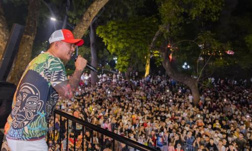 Tuấn Hưng mở show hát ngẫu hứng ở ban công nhà, thu hút lượng fan 'khủng'