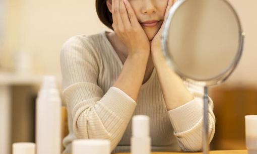 Da mặt không 'ăn phấn' phải làm sao để khắc phục?