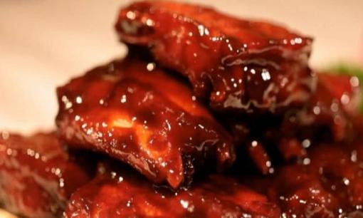 Món nhất định phải có cho bữa tối là sườn xào chua ngọt, cách chế biến rất đơn giản, lâu lâu chồng con đòi ăn bằng được
