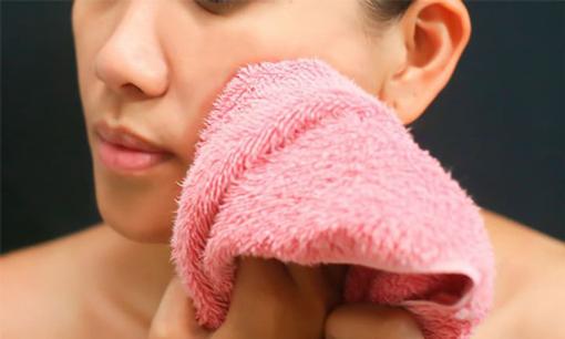 Không phải mỹ phẩm đắt tiền, dung dịch nước muối sẽ giúp giảm sưng tấy và mang lại vẻ tươi tắn cho khuôn mặt