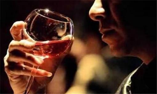 Từ trên bàn ăn có thể nhìn ra tính cách tốt hay không? Những người có hai hành vi này thường là người đạo đức giả