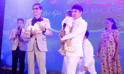 Lương Gia Huy tổ chức tiệc thôi nôi hoành tráng cho công chúa út, được 'Ông hoàng nhạc sến' Ngọc Sơn nhận làm con gái nuôi