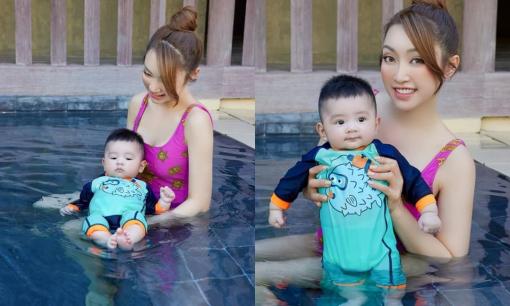 Bà xã Chi Bảo chụp ảnh cùng con trai cưng ở bể bơi: Nhan sắc mẹ bỉm tươi tắn, cậu cả lại gây mê với gương mặt đáng yêu
