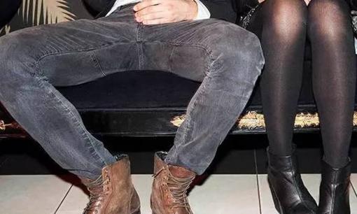 Tại sao phụ nữ không thể ngồi dạng chân ra, còn đàn ông thì có thể? Tôi hiểu ngay lập tức khi tôi nhìn thấy họ ngồi cách xa nhau