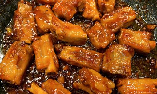 Sườn xào chua ngọt theo công thức này vừa mềm, sốt sóng sánh, nóng bức đến mấy ăn vẫn trôi cơm 