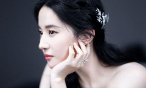 Phụ nữ có những đặc điểm này rất hấp dẫn và trông đẹp mà không cần trang điểm, chẳng hạn như Lưu Diệc Phi và Địch Lệ Nhiệt Ba