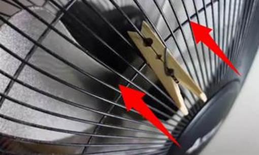 Tôi mới biết đặt một chiếc kẹp gỗ lên quạt điện sẽ giúp gió mát hơn và cũng đuổi được muỗi