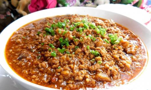 Nhà có trẻ nhỏ, đừng bỏ qua món sốt thịt băm ăn chung với bánh mì, xôi hay cơm trắng đều ngon