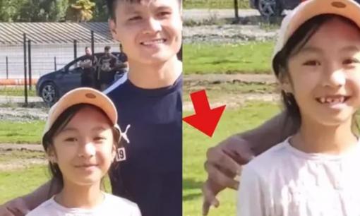 Quang Hải tinh tế khi chụp cùng bé gái, lộ loạt ảnh được HLV mới và đồng đội quý mến 