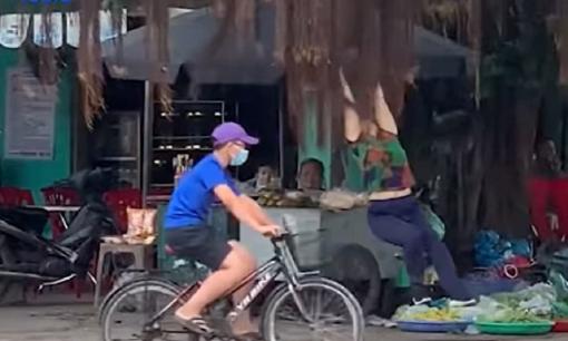 Nữ tiểu thương đu rễ cây tập thể dục lúc vắng khách khiến dân tình ái ngại