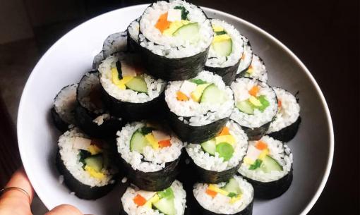 Cơm cuộn rong biển vừa ngon lại dễ làm, không ăn ngày mát trời quá phí