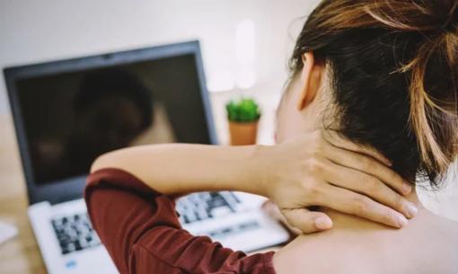 Cách tự khắc phục chứng 'cứng cổ': Dấu hiệu mệt mỏi phổ biến của dân văn phòng 