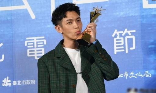 Kha Chấn Đông giành giải Ảnh đế sau thời gian đóng băng sự nghiệp vì scandal sử dụng ma túy, ăn chơi trác táng