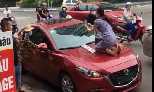 Mang đăng ký kết hôn đi đánh ghen, cô vợ trèo lên cả nóc capo chụp ảnh bằng chứng