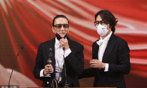 Bố của Tạ Đình Phong trở thành 'Ảnh đế' Kim Tượng 2022 ở tuổi 85 trong khi con trai tài tử trượt đề cử 