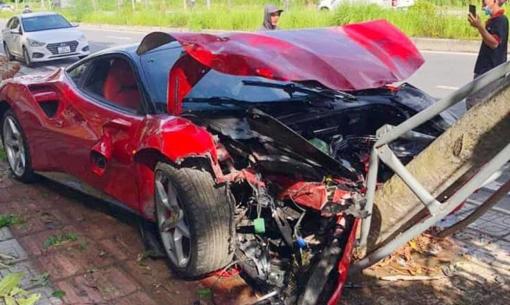 Siêu xe Ferrari nát đầu sau khi tông bật gốc cây trên phố Hà Nội