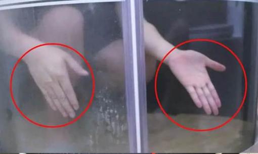 Các vết cáu cặn trên kính phòng tắm không thể lau sạch được, chia sẻ mẹo làm sạch, lau sạch cặn bẩn