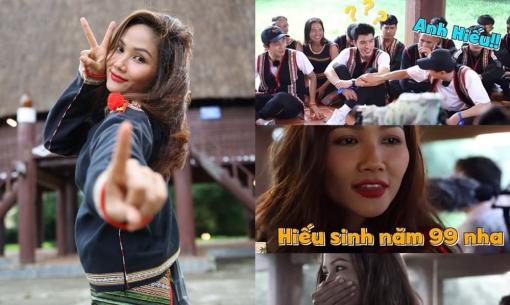 H’Hen Niê 'ngơ ngác ngỡ ngàng và bật ngửa' sau khi gọi Hieuthuhai là anh và biết được tuổi thật