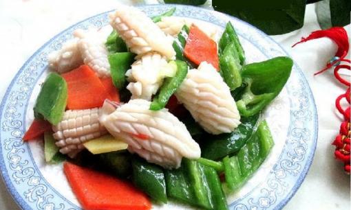 Khi xào mực, nhất định phải khứa mực. Đầu bếp lâu năm: Không chỉ để bắt mắt, xào theo cách này mực giòn chuẩn vị, không lo mùi tanh