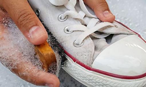 Cách làm sạch giày thể thao dính bùn đất, vết bẩn nhiều thế nào cũng sạch bong