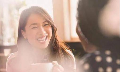 Tại sao đàn ông thích phụ nữ 'trẻ' bất chấp tuổi tác của họ cao hơn nhiều? Không có gì ngoài ba điểm này!