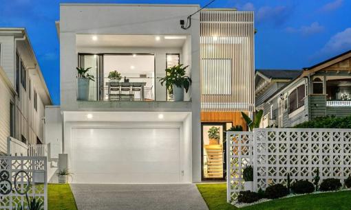 Mẫu nhà hai tầng với phần mái bằng được làm chống nóng, thiết kế nhà phố đáng để tham khảo 