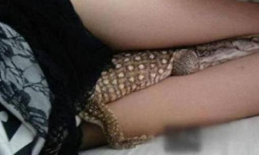 Người phụ nữ đang ngủ ở nhà, cảm thấy ớn lạnh giữa hai chân và ngay lập tức gọi cảnh sát 