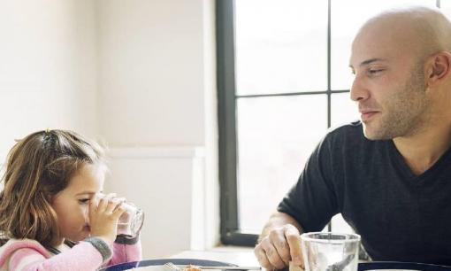 Uống nước khi đang ăn có ảnh hưởng đến chức năng tiêu hóa không? Chúng ta hãy có một cái nhìn chính xác!