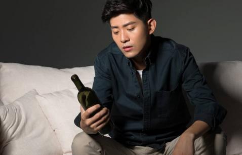 Ba hiện tượng xuất hiện sau khi uống rượu chứng tỏ bạn không hợp với việc nhậu nhẹt, nên bỏ rượu càng sớm càng tốt