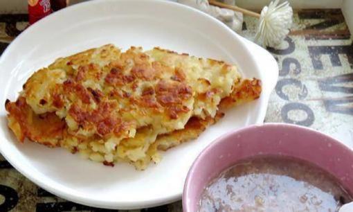 Một quả táo và một bát bột, món bánh ăn sáng gây nghiện cho trẻ em, thơm và ngọt, nhanh gọn lẹ