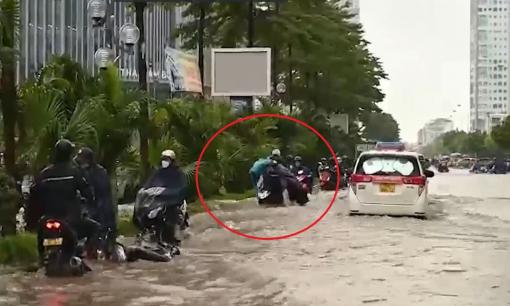 Đường phố Hà Nội ngập thành sông, xe máy ngã dúi dụi mỗi khi ô tô lướt qua